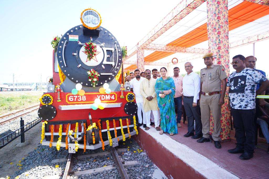 पीएम ने मारवाड़ जंक्शन से तो सांसद ने कामलीघाट से दिखाई विस्टाडोम हेरिटेज ट्रेन को हरी झंडी