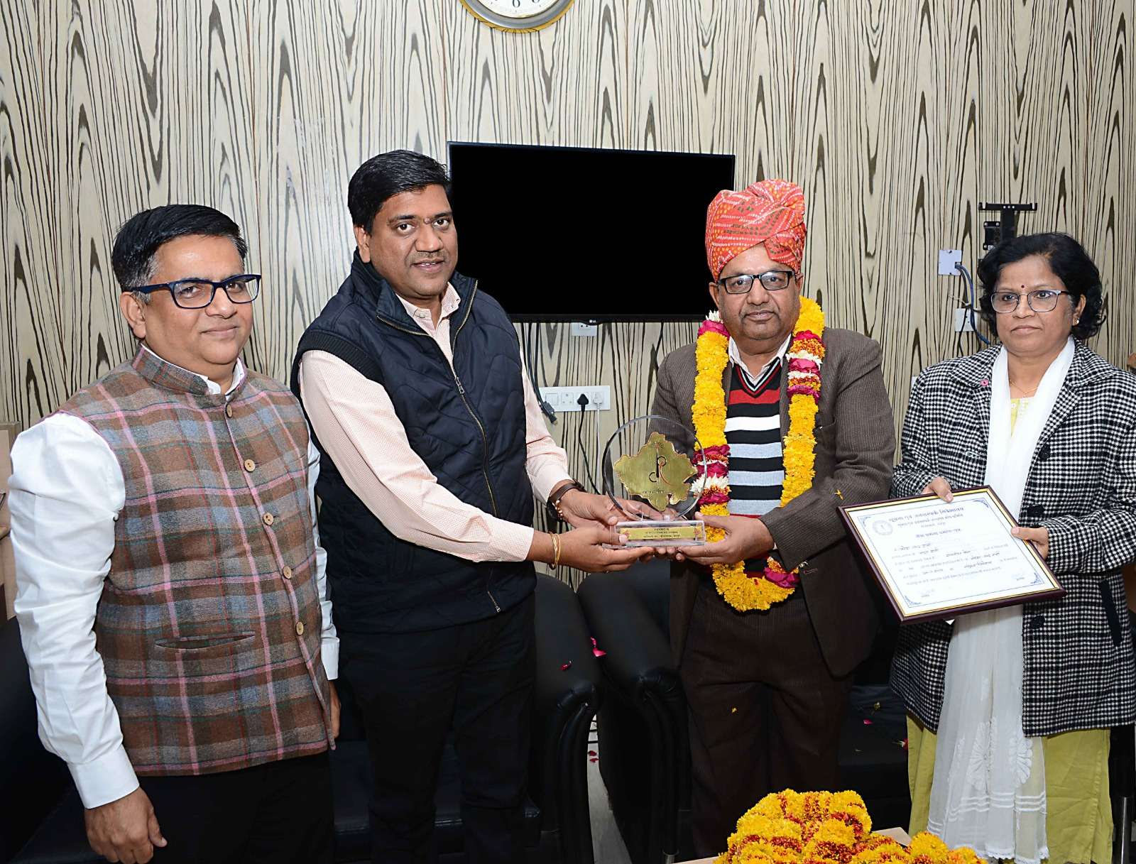 सूचना एवं जनसम्पर्क विभाग के संयुक्त निदेशक महेशचन्द्र शर्मा को सेवानिवृत्ति पर भावभीनी विदाई