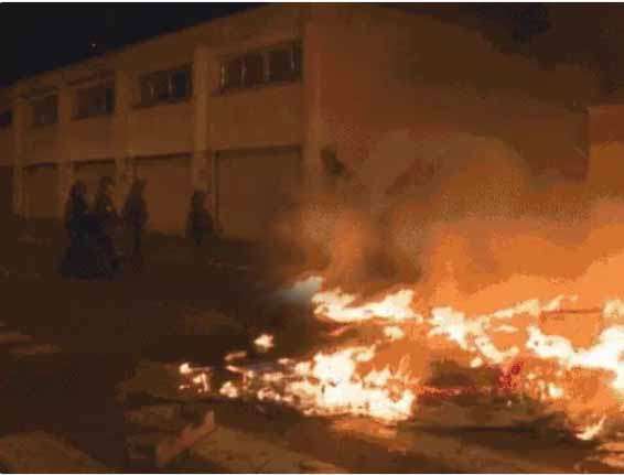 फ्रांस में हिंसा : प्रदर्शनकारियों ने 2 हजार कारें जलाईं, 1000 दंगाई गिरफ्तार, सड़कों पर बख्तरबंद गाड़ियां तैनात फ्रांस में हिंसा : प्रदर्शनकारियों ने 2 हजार कारें जलाईं, 1000 दंगाई गिरफ्तार, सड़कों पर बख्तरबंद गाड़ियां तैनात