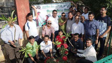 विश्व पर्यावरण दिवस पर पौधरोपण के साथ 300 पौधे गमले सहित वितरित