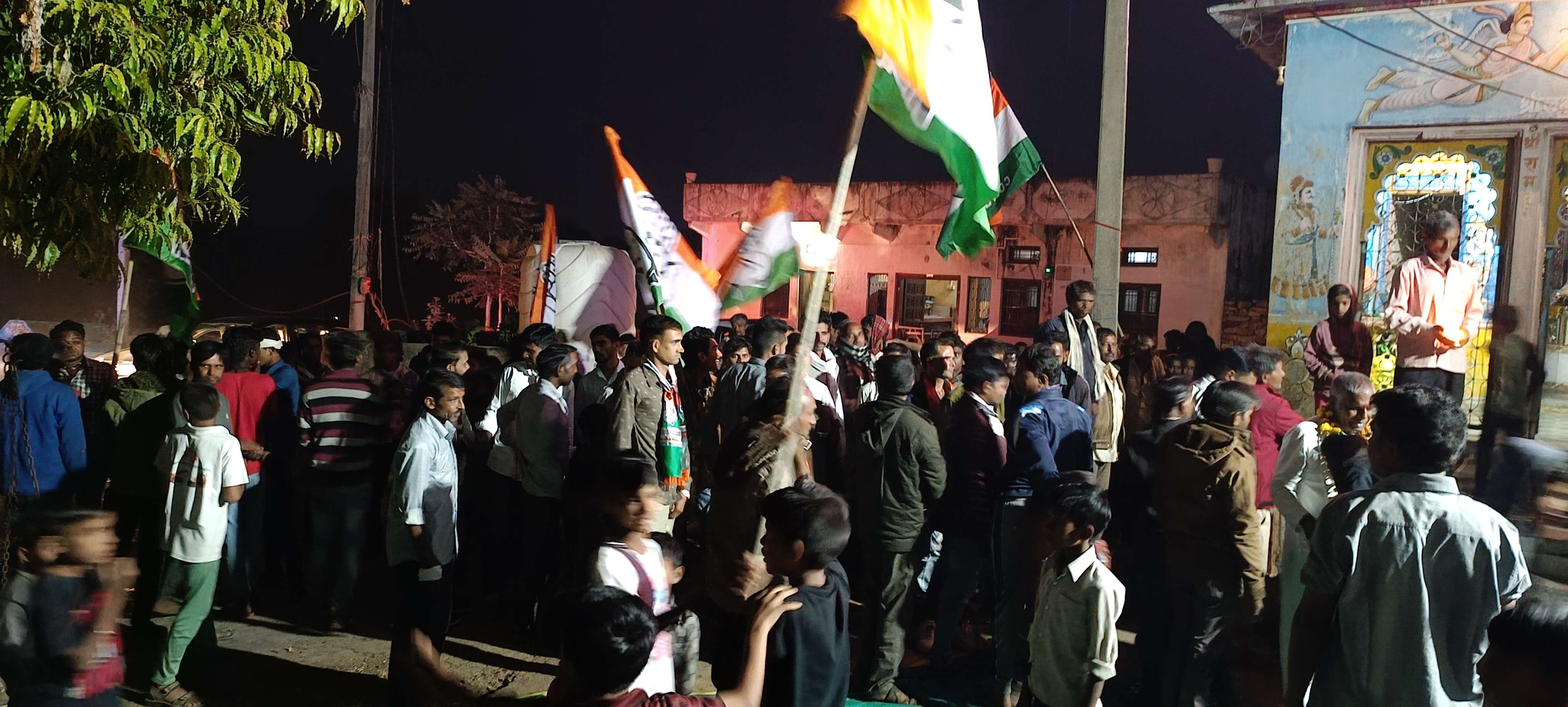 दस साल में विधायक ने कुछ नहीं किया, गहलोत ने विकास की गंगा बहा दी दस साल में विधायक ने कुछ नहीं किया, गहलोत ने विकास की गंगा बहा दी