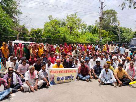 VIDEO कच्ची बस्ती के लोगों को नहीं मिले पट्टे तो करेंगे भूख हड़ताल, जिला कलक्टर को सौंपा ज्ञापन, आयुक्‍त का किया घेराव
