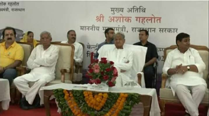 रोडवेज बसों के किराए में महिलाओं को 50% मिलेगी छूट, गहलोत का पायलट पर हमला, कह दी ये बड़ी बात रोडवेज बसों के किराए में महिलाओं को 50% मिलेगी छूट, गहलोत का पायलट पर हमला, कह दी ये बड़ी बात