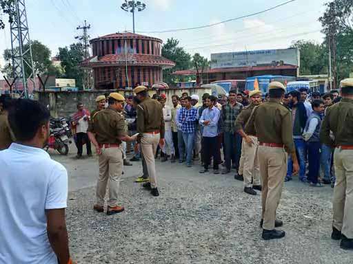 करंट लगने से लाइनमैन की मौत : परिजनों ने विभाग पर लापरवाही का लगाया आरोप, 5 लाख के मुआवजे पर बनी सहमति