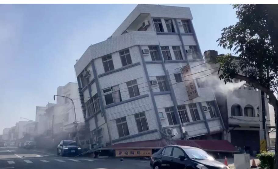 ताइवान में भूकंप के जोरदार झटकों से तबाही, कई इमारतें झुकी; सूनामी की चेतावनी जारी ताइवान में भूकंप के जोरदार झटकों से तबाही, कई इमारतें झुकी; सूनामी की चेतावनी जारी