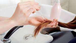 क्या वाकई जरूरी है हेयर सीरम का इस्तेमाल? जानें इसके फायदे और नुकसान