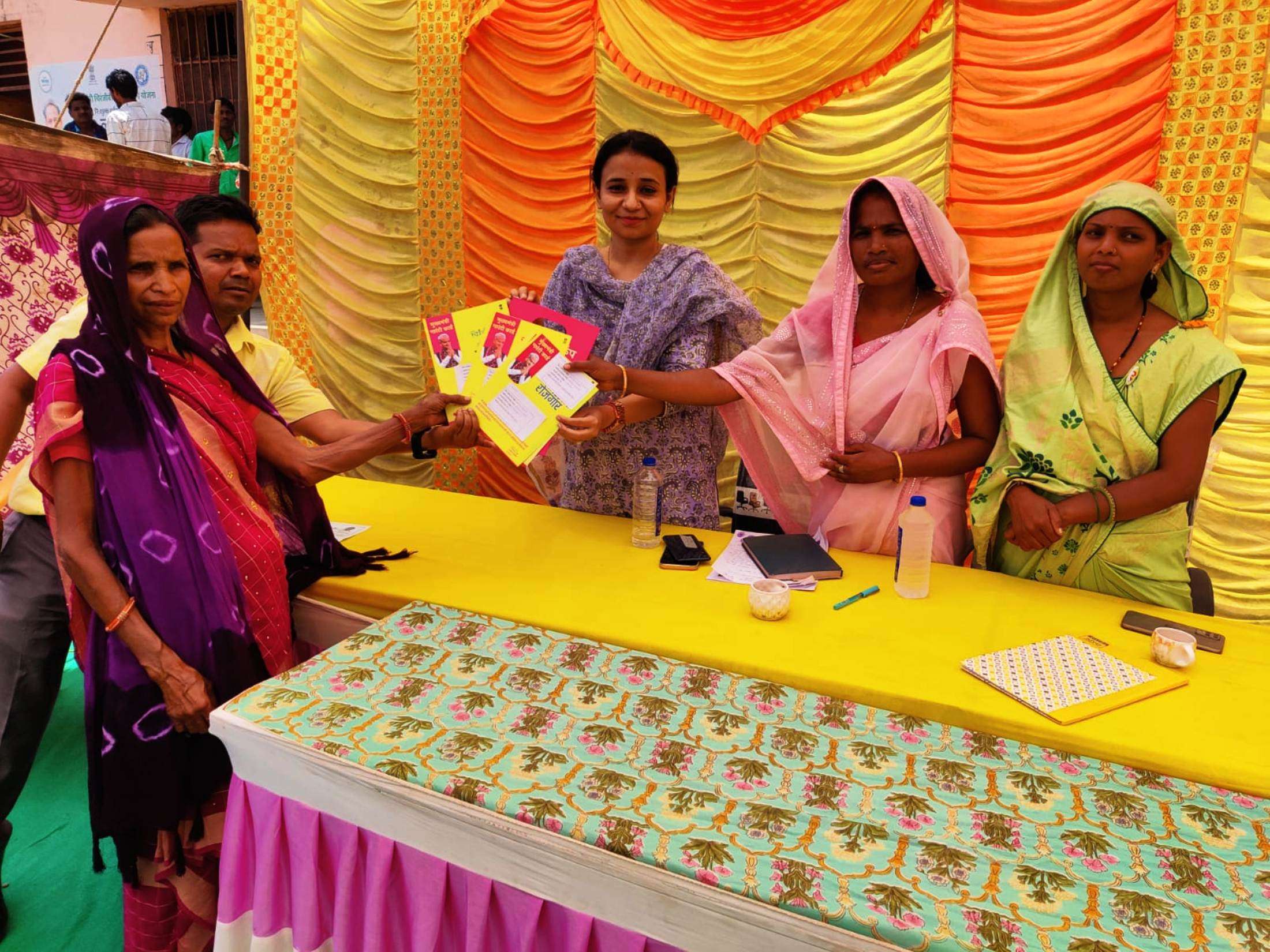 महंगाई राहत कैंप बड़ली की सोमी बाई को मिला 7 योजनाओं का लाभ