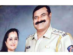 पुलिस कमिश्नर ने पत्नी और भतीजे की हत्या की, फिर खुद को मारी गोली
