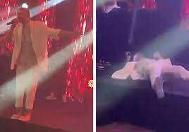 लाइव परफॉर्म करते हुए सिंगर को आया हार्ट अटैक, स्टेज पर ही हो गई 30 साल के इस गायक की मौत लाइव परफॉर्म करते हुए सिंगर को आया हार्ट अटैक, स्टेज पर ही हो गई 30 साल के इस गायक की मौत