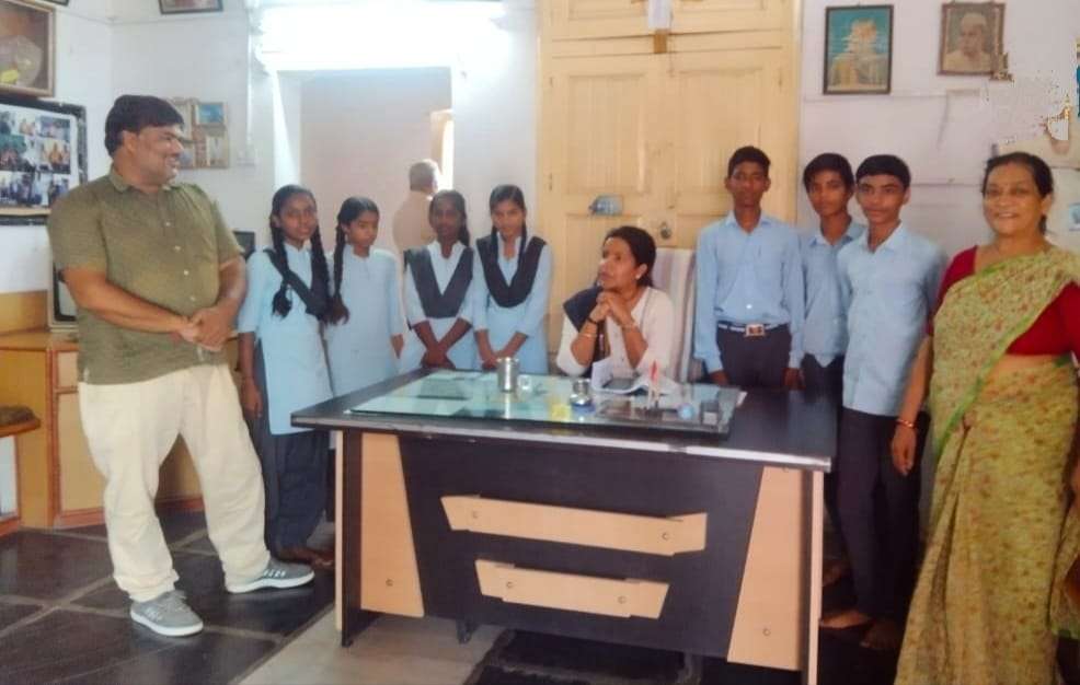 एसडीएम रक्षा पारीक ने बच्चों को पढ़ने के लिए किया प्रेरित