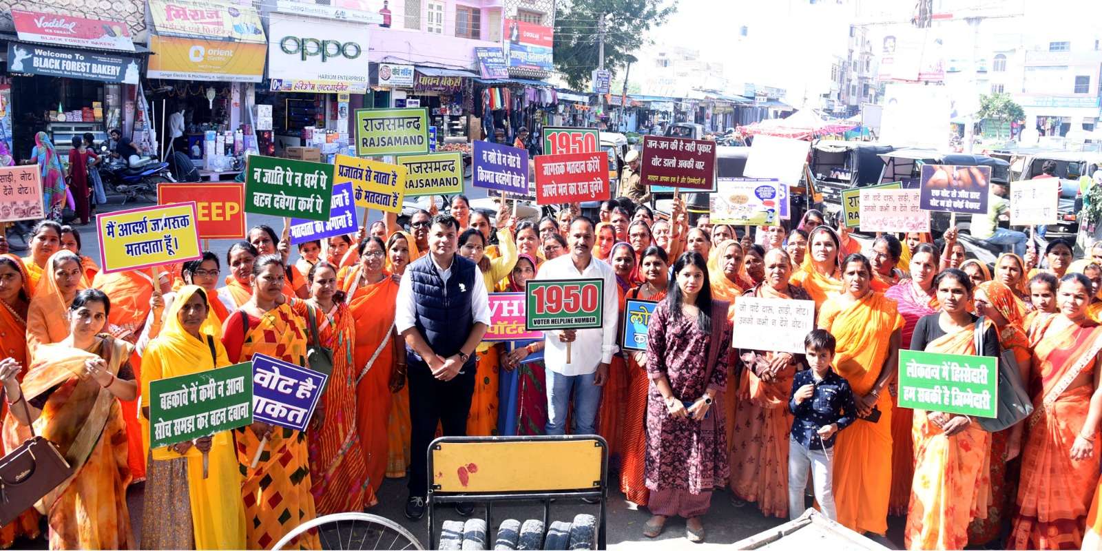 राजीविका की महिलाओं ने शहर में निकाली भव्य पैदल और स्कूटी रैली