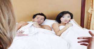 पति को धोखा दे रही पत्नी को ननद ने पकड़ा रंगे हाथ, राज छिपाने के लिए कर दी ऐसी डिमांड