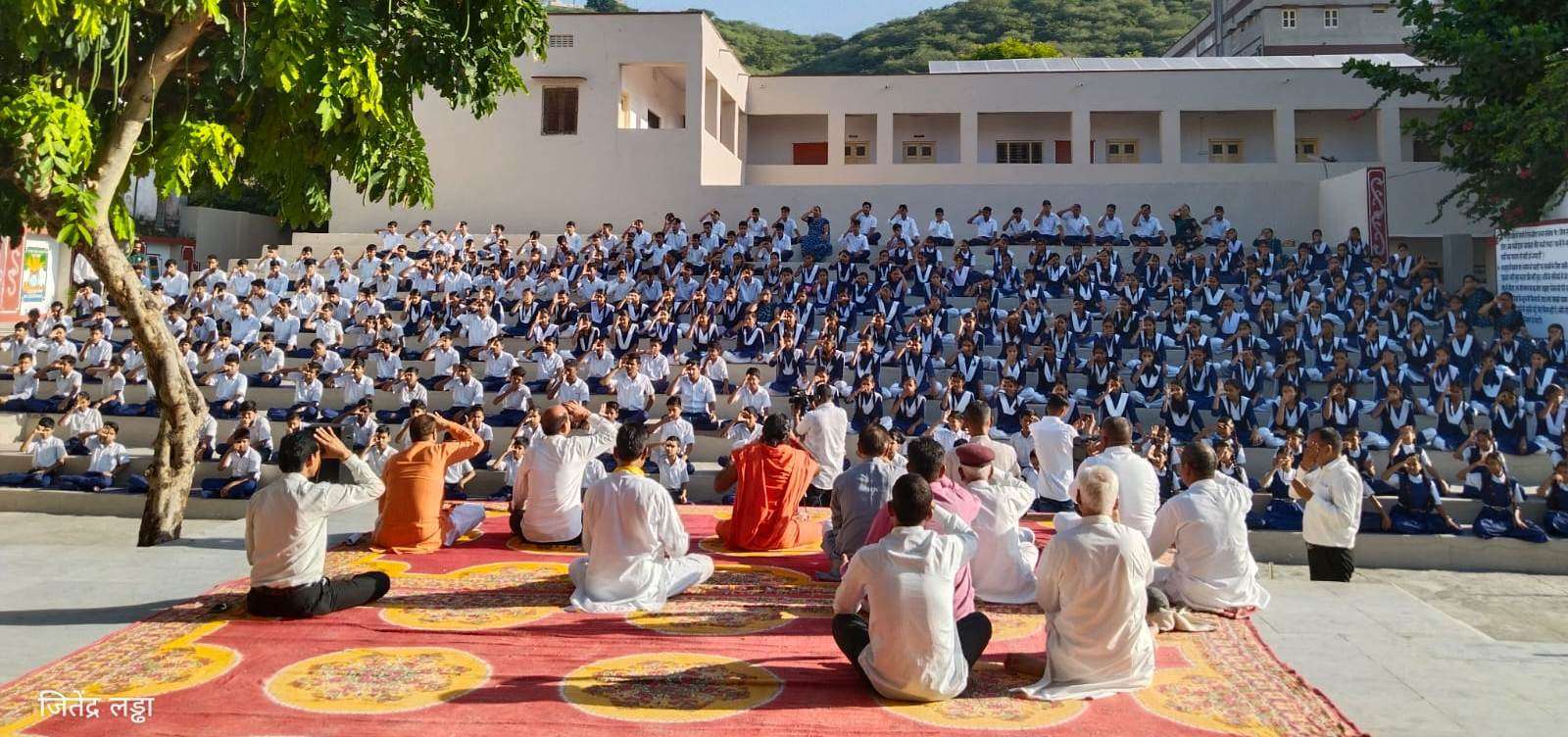 सैंकड़ों योग साधकों ने अल सुबह सामूहिक रूप से किया योगाभ्यास