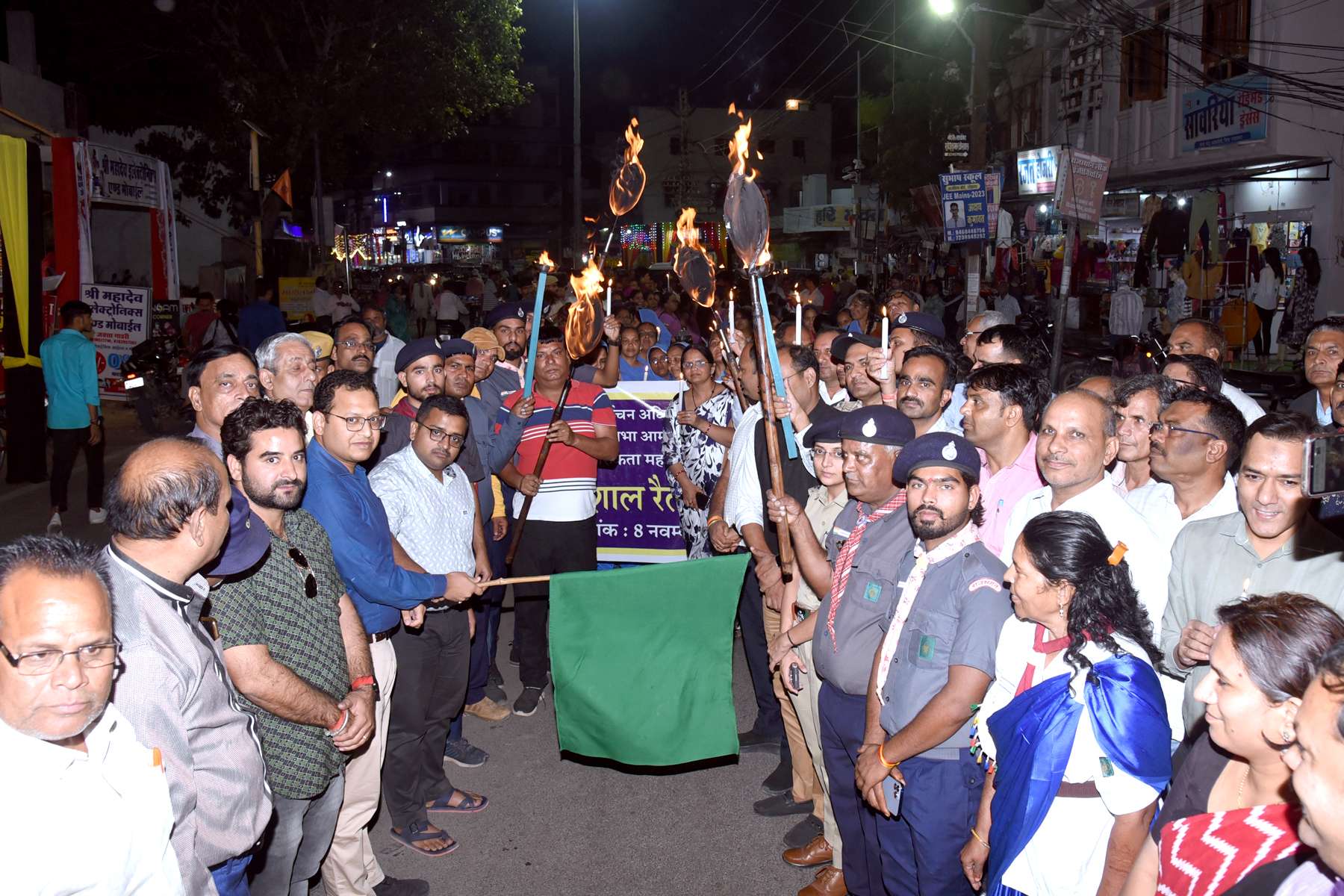 मतदाताओं को जागरूक करने के लिए निकला मशाल जुलूस मतदाताओं को जागरूक करने के लिए निकला मशाल जुलूस