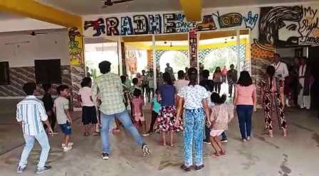 VIDEO अभिरुचि शिविर में बच्चों को दिया जा रहा है विभिन्न कलाओं में प्रशिक्षण VIDEO अभिरुचि शिविर में बच्चों को दिया जा रहा है विभिन्न कलाओं में प्रशिक्षण
