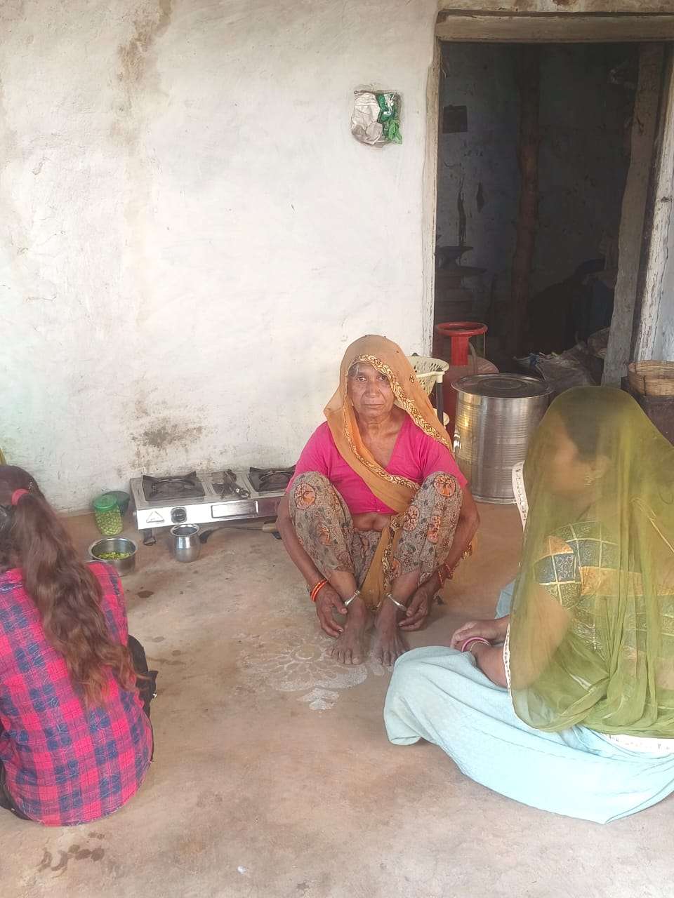 आधी रात को घर में घुसे बदमाश, महिला के गहने लूट भागे