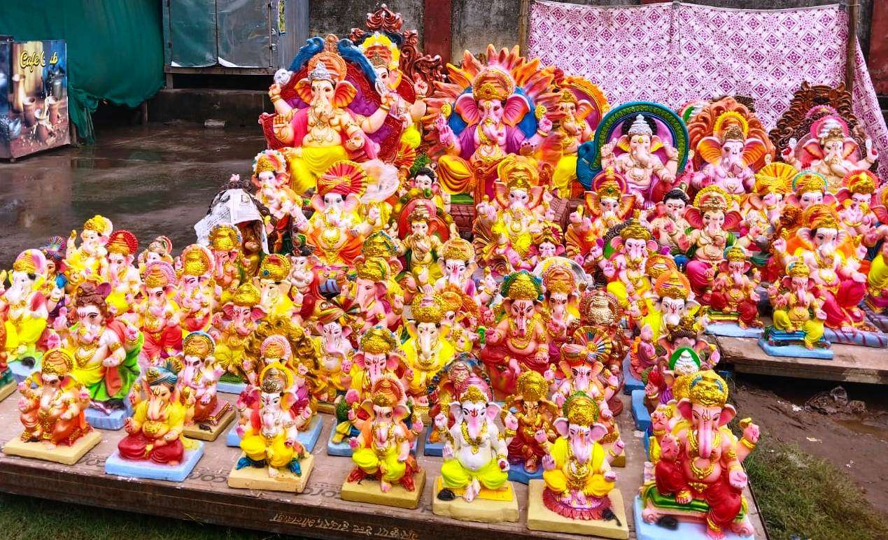 VIDEO बप्पा के भक्तों ने खरीदी मूर्तियां, घर-पांडाल में करेंगे विराजित VIDEO बप्पा के भक्तों ने खरीदी मूर्तियां, घर-पांडाल में करेंगे विराजित