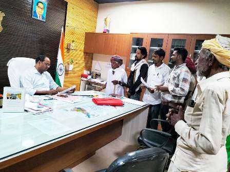 मानपुरा ग्राम वासियों ने सीईओ एवं  एसडीएम को सौंपा ज्ञापन