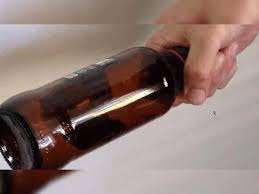 शराब पीने के लिए रुपये मांगे, मना करने पर सिर में मारी बीयर की बोतल, चाकू मारने का किया प्रयास