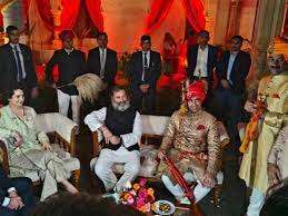 शादी में दूल्हे अविजित के साथ बैठे राहुल गांधी और प्रियंका गांधी, साथ खड़े पूर्व केंद्रीय मंत्री जितेंद्र सिंह