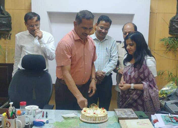 कलक्टर का जन्मदिन मनाया