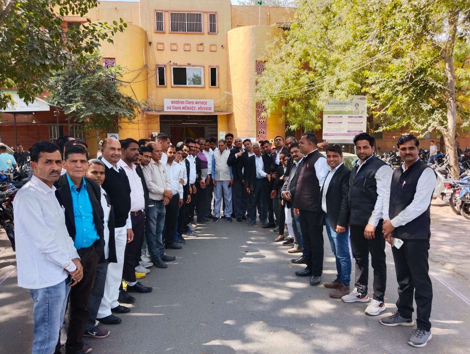 VIDEO अधिवक्ता प्रोटेक्शन बिल लागू करने की मांग को लेकर अधिवक्ताओं ने किया न्यायिक कार्य का बहिष्कार, सीएम के नाम डीएम को सौंपा ज्ञापन