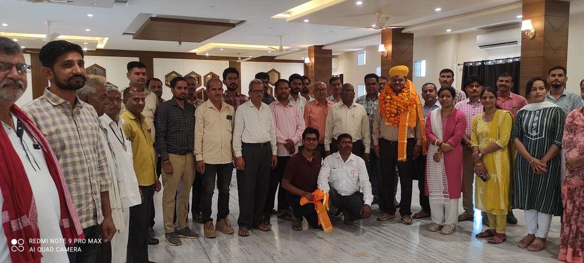 उपखंड अधिकारी रक्षा पारीक सहित अधिकारीयों ने नायब तहसीलदार सीताराम को दी विदाई उपखंड अधिकारी रक्षा पारीक सहित अधिकारीयों ने नायब तहसीलदार सीताराम को दी विदाई