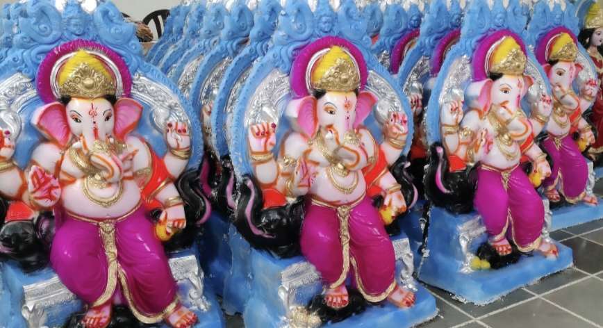 दस दिवसीय गणेश महोत्सव की धूम आज से, देर रात तक मूर्ति खरीदारों की लगी रही भीड़ दस दिवसीय गणेश महोत्सव की धूम आज से, देर रात तक मूर्ति खरीदारों की लगी रही भीड़
