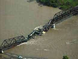 अमेरिका में रेल पुल ढहा, मालगाड़ी के कई टैंकर नदी में गिरे अमेरिका में रेल पुल ढहा, मालगाड़ी के कई टैंकर नदी में गिरे