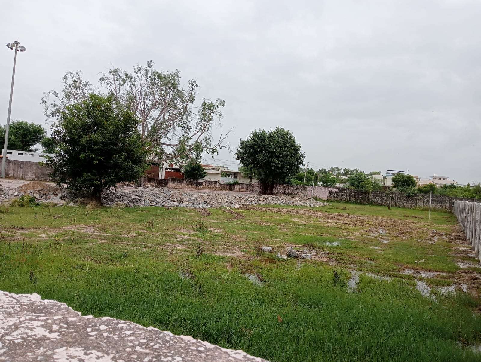 भूमाफियाओं ने बालिका विद्यालय की दीवार तोड़ किया कब्जे का प्रयास, अस्थाई दीवार भी खड़ी की