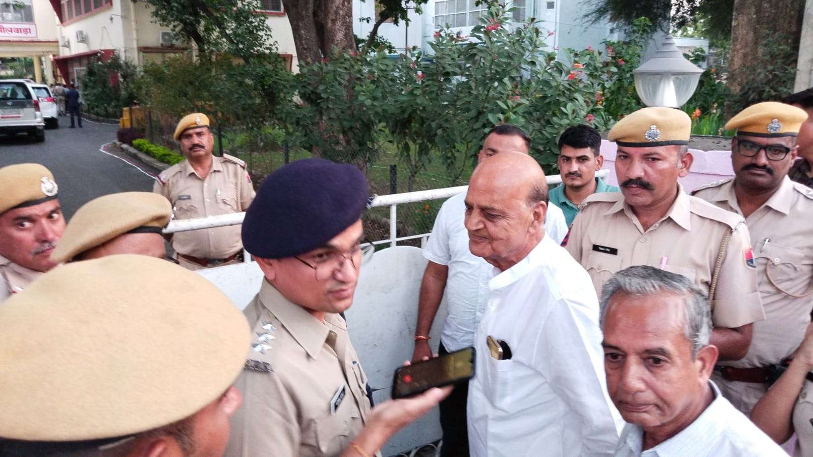 मुख्यमंत्री गहलोत भीलवाड़ा पहुंचे, सर्किट हाउस में सुरक्षा कड़ी, नेताओं को भी रोका मुख्यमंत्री गहलोत भीलवाड़ा पहुंचे, सर्किट हाउस में सुरक्षा कड़ी, नेताओं को भी रोका