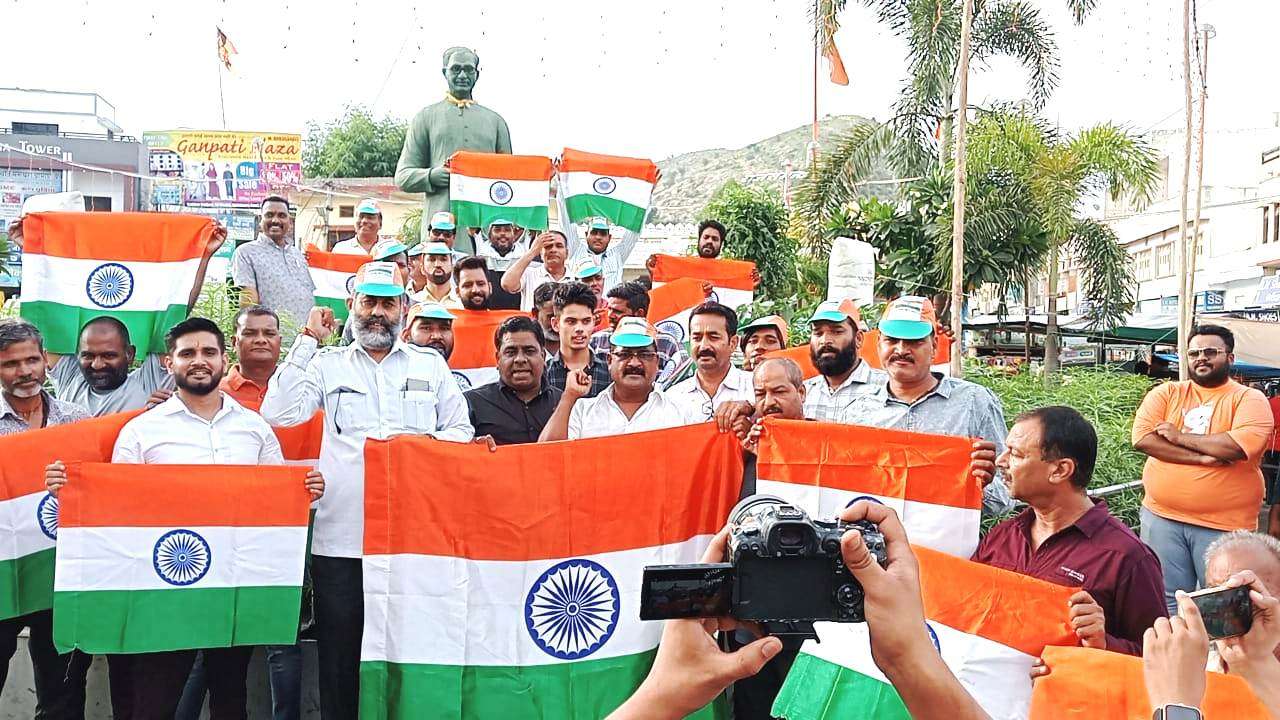 भाजपा ने अमृत महोत्सव के तहत किया तिरंगा वितरण 