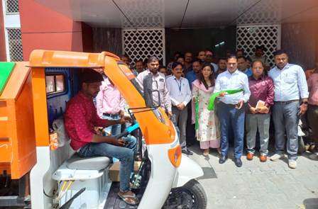 ग्राम पंचायतों में कचरा संग्रहण के लिए 15 ई-रिक्शा रवाना