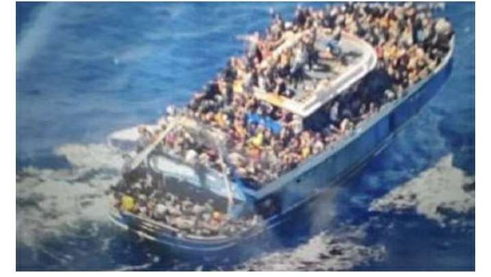 नौका डूबने से 300 से अधिक पाकिस्तानी नागरिकों के मरने की आशंका