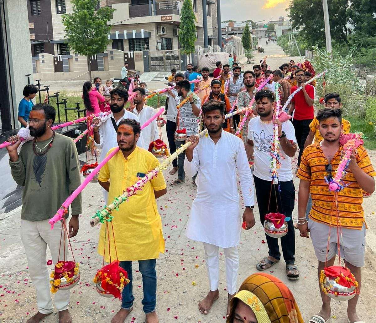 गंगापुर में वैष्णो देवी मंदिर स्थित चंद्रमौलेश्वर महादेव का कावड़ यात्रियों ने किया जलाभिषेक गंगापुर में वैष्णो देवी मंदिर स्थित चंद्रमौलेश्वर महादेव का कावड़ यात्रियों ने किया जलाभिषेक