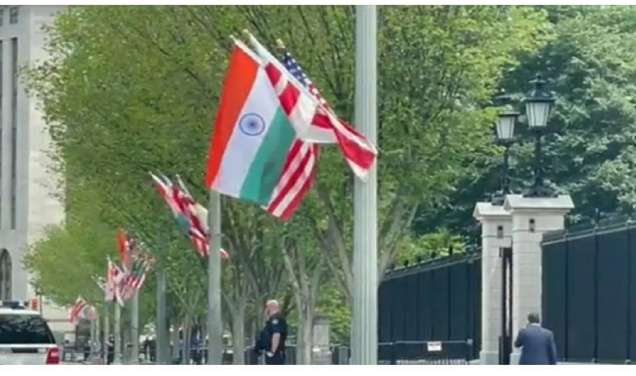 व्हाइट हाउस के बाहर  भारत और अमेरिका का झंडा एक साथ लहराया