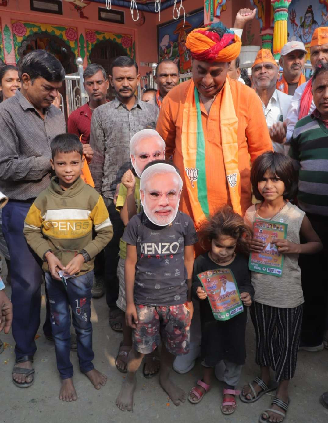 मोदी मुखौटे का विधानसभा चुनाव में बढा क्रेज, कार्यकर्ता ले रहे हैं सेल्फी मोदी मुखौटे का विधानसभा चुनाव में बढा क्रेज, कार्यकर्ता ले रहे हैं सेल्फी