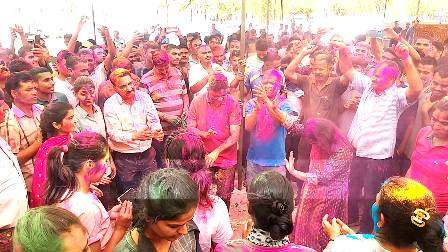 VIDEO पुलिस की होली में जमकर उड़ा अबीर-गुलाल, डीजे की धुन पर झूमे कलेक्टर-एसपी