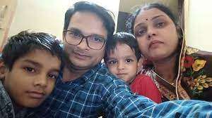 कर्ज से परेशान परिवार ने की आत्महत्या, बच्चों को कोल्ड ड्रिंक में जहर पिलाया, फिर एक ही फंदे पर झूले