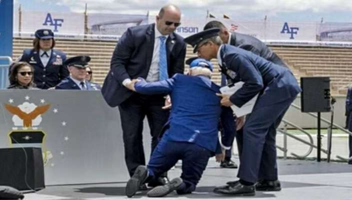 एयर फोर्स ग्रेजुएशन समारोह में मंच से लड़खड़ा कर गिरे राष्ट्रपति बाइडन