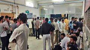 पुलिसकर्मियों की शराब पार्टी में चली गई युवक की जान; एसपी ने दो किया सस्पेंड, एक फरार पुलिसकर्मियों की शराब पार्टी में चली गई युवक की जान; एसपी ने दो किया सस्पेंड, एक फरार