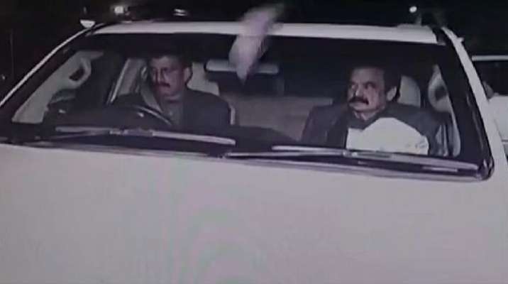 पाकिस्तान के गृहमंत्री के ऊपर फेंके गए जूते