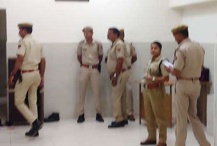 VIDEO  कार्रवाई नहीं होने से खफा युवक ने एसपी ऑफिस में पीया कीटनाशक, मचा हड़कंप 