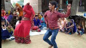 चोरों ने गांव वालों को दी भव्य पार्टी, शोरूम से चुराए थे 59 लाख रुपये