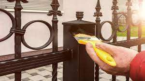 घर के दरवाजों-खिड़कियों पर लगे जंग से हैं परेशान, तो काम आ सकती हैं ये चार ट्रिक