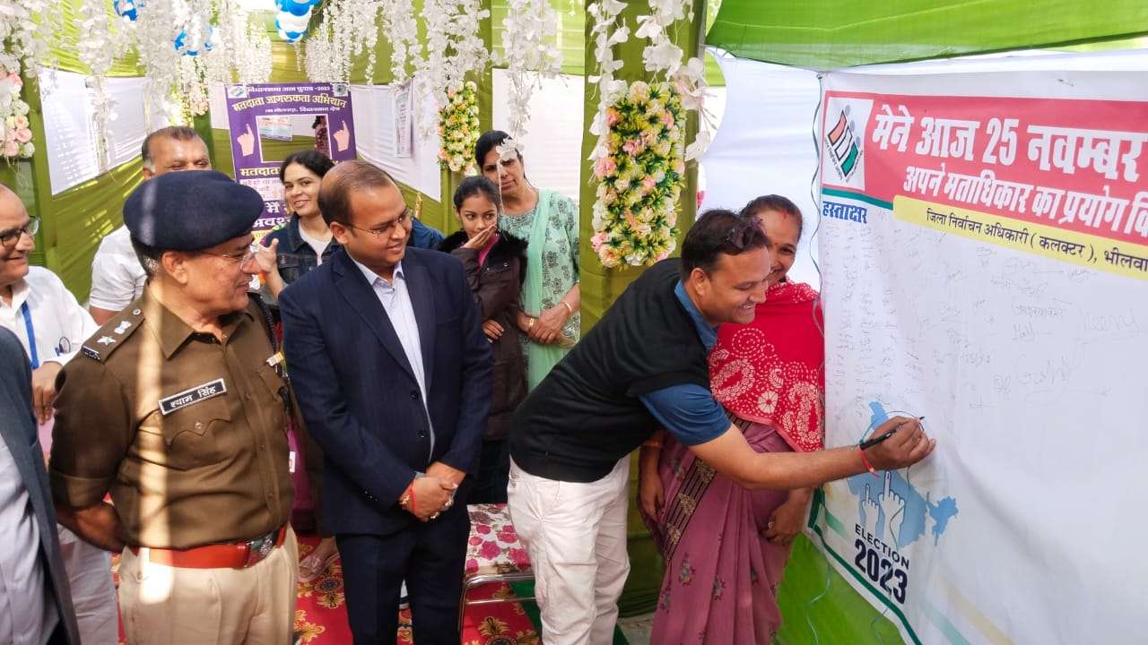 VIDEO कलेक्टर मोदी और एसपी सिंह ने लिया मतदान केंद्रों का जायजा, कहा सब जगह शांति से वोटिग