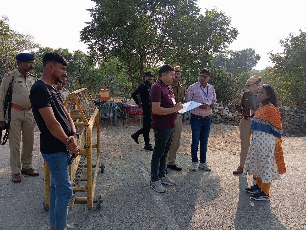 पुलिस पर्यवेक्षक पी रेणुका देवी ने किया कई चेक पोस्ट का निरीक्षण