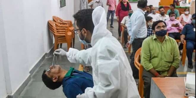 दो महीने की गिरावट के बाद भारत में बढ़े कोरोना केस, संक्रमण दर में इजाफा दो महीने की गिरावट के बाद भारत में बढ़े कोरोना केस, संक्रमण दर में इजाफा