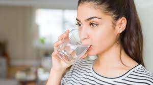 क्या आप एक ही गिलास से कई बार पी लेते हैं पानी? यहां जानें ऐसा करने से किन बीमारियों से पड़ सकता है पाला!