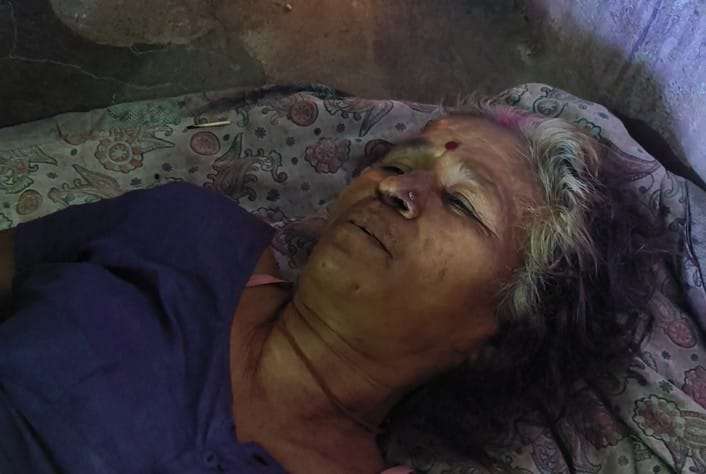 बेटी के पास रह रही मां की संदिग्ध मौत, बोर्ड से हुआ पोस्टमार्टम